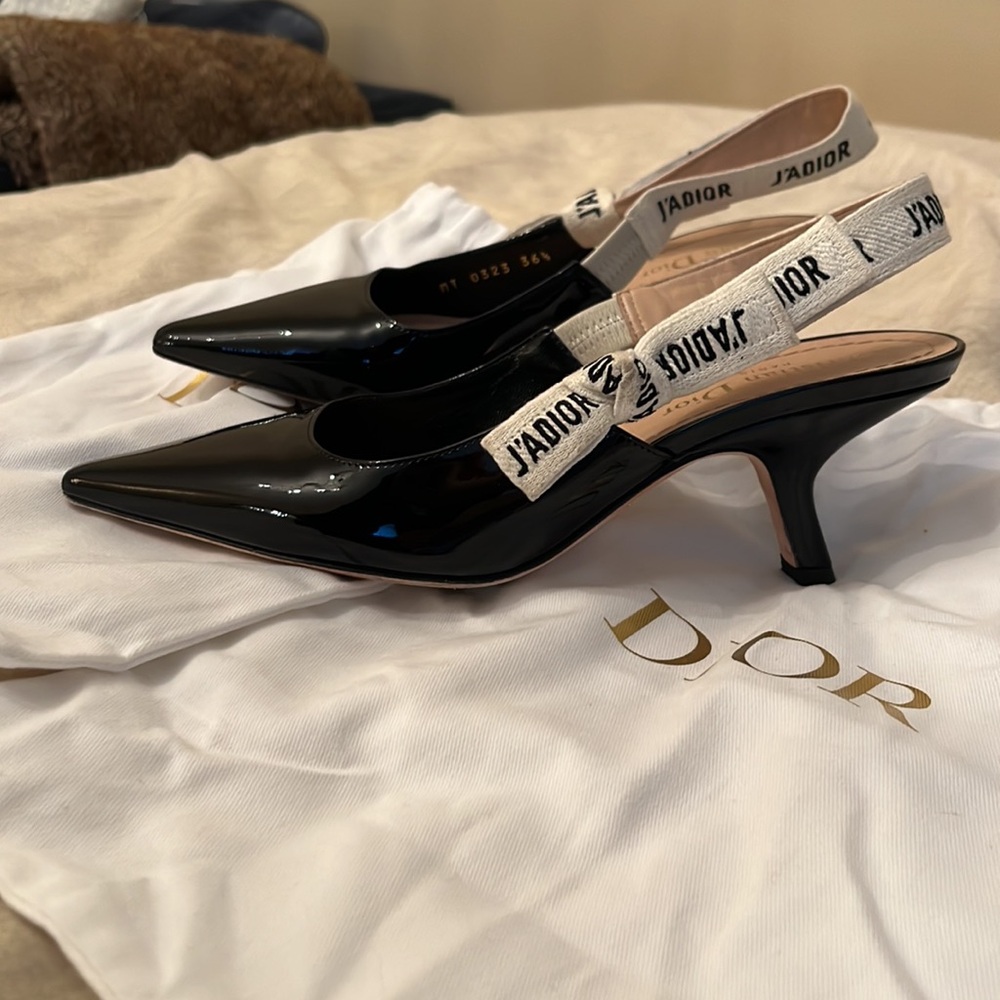 J'Adior Slingback Pump

Black Patent Calfskin
Reference: KCC201VNR_S900 - Picture 6 of 7